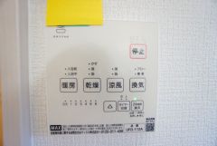 雨の日の洗濯も安心できる浴室暖房乾燥機付き浴室。リモコンで操作もボタン1つで簡単。