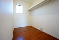 同仕様写真。ファミリークローク。洋服や小物などを1箇所にまとめて美しい収納を実現します。スーツケースのような大型の荷物も置けます＾＾