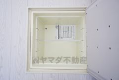 キッチンにある床下収納は、居住スペースを減らさずに買い置きの調味料や非常食などを保管することができます。