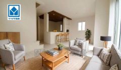 家具はイメージです。リビングは広々とした設計で、家族が集い、寛ぐ暮らしの空間を演出しています。思い思いの時間を過ごしたり、家族みんなで食事をしたり、素敵な団らんの場になりますね。