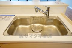 色も形もキレイなシンクは、広さも確保しているので、大きめの鍋も簡単に洗えます。