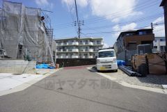 現地（2025年4月21日）撮影。車の通り抜けができないので、小さな子供も安心して遊ばせることができます。