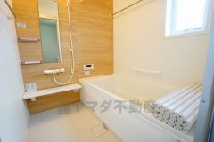 1日の疲れを癒すくつろぎのバスルーム。足を伸ばしてもゆったりと入れるサイズです。お子様と一緒にお風呂に入っても狭くないですね＾＾