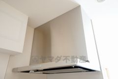 お手入れが簡単なスリム型レンジフードです。調理により発生する油煙や臭いを吸い込み、屋外へ排気してくれます。