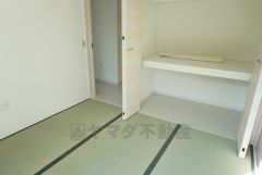 同仕様写真。リビングからの続き間として和室をご用意しました。普段はリビングとつなげて開放的なスペースとして、来客時には客間としてお使いいただけます。