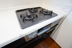 複数の調理を一度に行うことができる3口コンロ。効率よくお料理が出来ます。毎日のお料理も楽しくなりますね＾＾