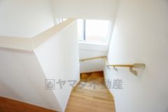 お子様も高齢の方も安心して上り下りができる手摺がついた安心設計です。 階段には小窓を配置しました。日中でも暗くなりがちな階段下が明るくなり安全ですね。