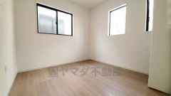 角部屋ならではの2面採光。陽のあたる時間が長く、冬でもあたたかいです。