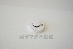 火災による煙や熱を感知して、警報音やブザー等で火災の発生を知らせてくれる火災警報器。