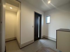 たっぷり収納できるシューズボックスです。家族全員の靴がきれいに整頓できます。棚の上にお花や写真を飾っても良いですね。