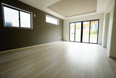 大きな窓から光が差し込むリビング、LDKの中心で開放感良好＾＾家族団らんも来客時もゆったり寛げる心地よい空間＾＾