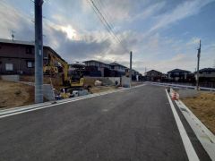 現地（2025年12月16日）撮影。前面道路は広く、車同士がすれ違うスペースが十分にあります。落ち着いた住宅地内で快適な生活を実現してみませんか＾＾