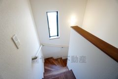 小さなお子様やご高齢の方でも安心できる、手すり付き階段。段差も低めで設定されており、安全性にも優れています。