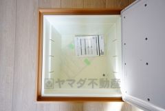 キッチンにある床下収納は、居住スペースを減らさずに買い置きの調味料や非常食などを保管することができます。