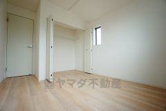 同仕様写真。寛ぎの時間を紡ぎだす主寝室は、大型ベッドを置いても余裕の広さを確保しています。