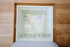 キッチンにある床下収納は、居住スペースを減らさずに買い置きの調味料や非常食などを保管することができます。