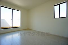 同仕様写真。2面採光を確保した明るい室内は、風通しも良く、大変居心地の良い空間となっております。爽やかな風を感じて起きる朝は、快適生活の始まりに。