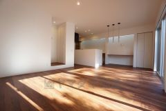 リビングは広々とした設計で、家族が集い、寛ぐ暮らしの空間を演出しています。