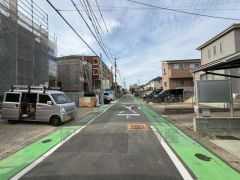 現地（2025年10月30日）撮影。大型車の通行が少なく、騒音や振動が少ないので静かで快適な生活を送れます。