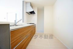 対面式カウンターキッチンからはお子様の様子が見守れます。ダイニングへの配膳や調理の時便利なカウンター付き。