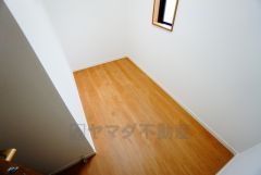 2階物置。奥ゆきがあるのでスーツケースやシーズンオフの家電品などの大型の荷物を収納する事が出来ます。