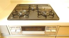 複数の調理を一度に行うことができる3口コンロ。効率よくお料理が出来ます。毎日のお料理も楽しくなりますね＾＾