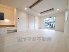 大きな窓のあるリビングは、陽光あふれる明るい空間です。居心地良く、ご家族皆がゆったり寛げる憩いの空間となりそうです。