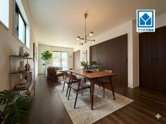 家具はイメージです。リビングは広々とした設計で、家族が集い、寛ぐ暮らしの空間を演出しています。思い思いの時間を過ごしたり、家族みんなで食事をしたり、素敵な団らんの場になりますね。