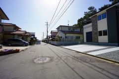 広々した前面道路は、交通量も少なく小さなお子様も安心。