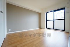 暖かい日差しが差し込む洋室。たっぷり収納できるクローゼット付きでお部屋の中をすっきりと快適に保てます。