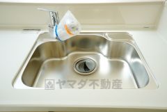 広々とした凸型シンクに洗剤ポケットを標準装備。大きなお鍋など洗いやすいです。