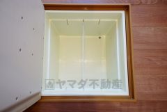 キッチンにある床下収納は、居住スペースを減らさずに買い置きの調味料や非常食などを保管することができます。