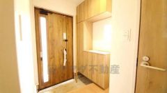 たっぷり収納できるシューズボックスです。家族全員の靴がきれいに整頓できます。棚の上にお花や写真を飾っても良いですね。