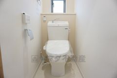 同仕様写真。節水・静音設計でエネルギーを効率よく使用し省エネ。汚れをガードする構造でサッと一拭き、お手入れが簡単。