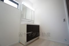 同仕様写真。三面鏡裏収納付き洗面化粧台です＾＾ 鏡の裏に歯磨きセットやスキンケア用品などの収納できて便利ですね＾＾