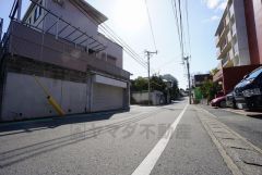 前面道路は広く、車同士がすれ違うスペースが十分にあります。落ち着いた住宅地内で快適な生活を実現してみませんか＾＾