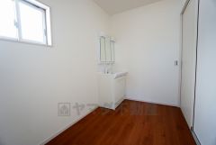 同仕様写真。三面鏡つき洗面台。収納も一体型になっているので、ドライヤーやヘアアイロンの置き場に困りません。