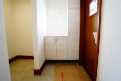 同仕様写真。たっぷり収納できるシューズボックスです。家族全員の靴がきれいに整頓できます。棚の上にお花や写真を飾っても良いですね。