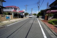 道路幅が6ｍと広く、開放感があります。