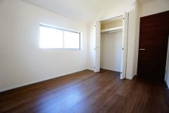 住む人のこだわりを活かす洋室。日当たりがよく、寝室としての利用もおすすめ。広めのクローゼットには荷物をすっきり片付けられ、ゆとりのある暮らしが出来ます＾＾