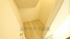 物が散らかりやすいリビングに収納スペースを確保。書類や雑貨をひとまとめにできまるため、お部屋をすっきりさせることが出来ます。