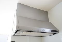 お手入れが簡単なスリム型レンジフードです。調理により発生する油煙や臭いを吸い込み、屋外へ排気してくれます。