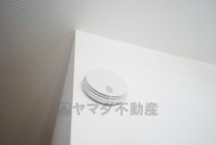 火災発生をいち早く知らせてくれる火災報知器は標準装備です。