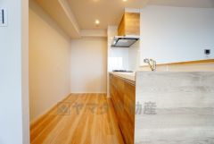 リビングにいるお子様を見守りながらお料理ができる対面キッチン。カウンタートップの汚れもサッと拭き取ることができ、お掃除ラクラク＾＾