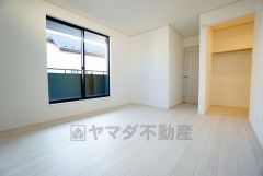 2面採光を確保した明るい室内は、風通しも良く、大変居心地の良い空間となっております。爽やかな風を感じて起きる朝は、快適生活の始まりに。