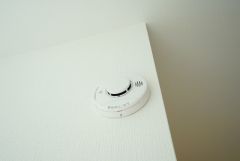 火災報知器が設置されていることで、火災の発生をいち早く感知し、就寝中や留守中でも素早く危険を知らせてくれるため、家族の安全を確保し被害を最小限に抑えられます。