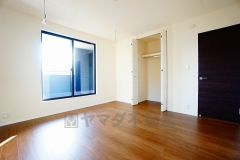 寛ぎの時間を紡ぎだす主寝室は、大型ベッドを置いても余裕の広さを確保しています。