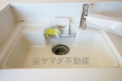 色も形もキレイなシンクは、広さも確保しているので、大きめの鍋も簡単に洗えます。