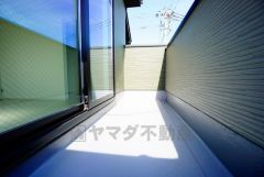 南側に面したバルコニーは日当たり良好です。お洗濯物も気持ちよく干せそうです。日光浴をしたり、星を眺めたりも良いですね^^