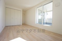 同仕様写真。寛ぎの時間を紡ぎだす主寝室は、大型ベッドを置いても余裕の広さを確保しています。